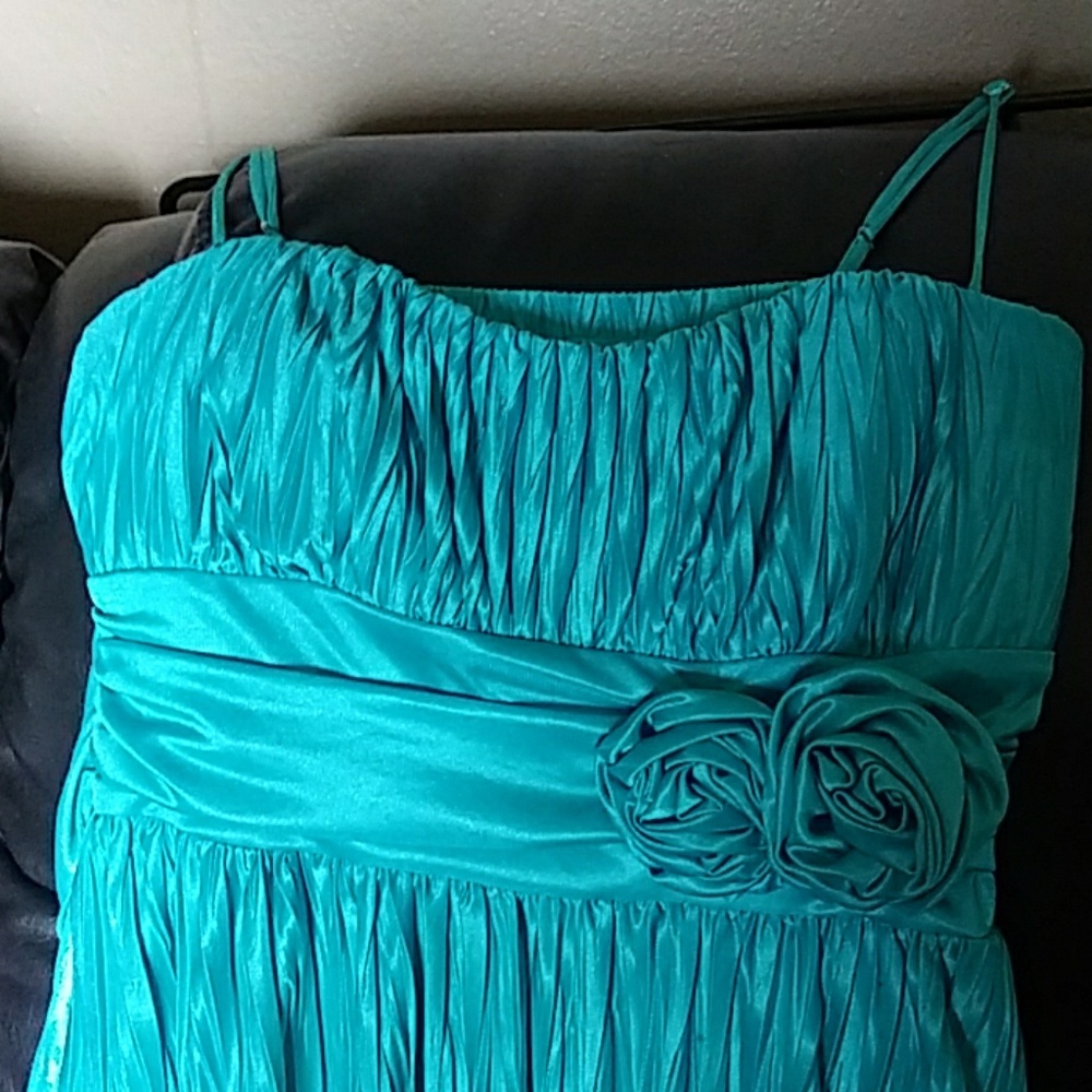 Beautiful Dress - Picture 2 of 5